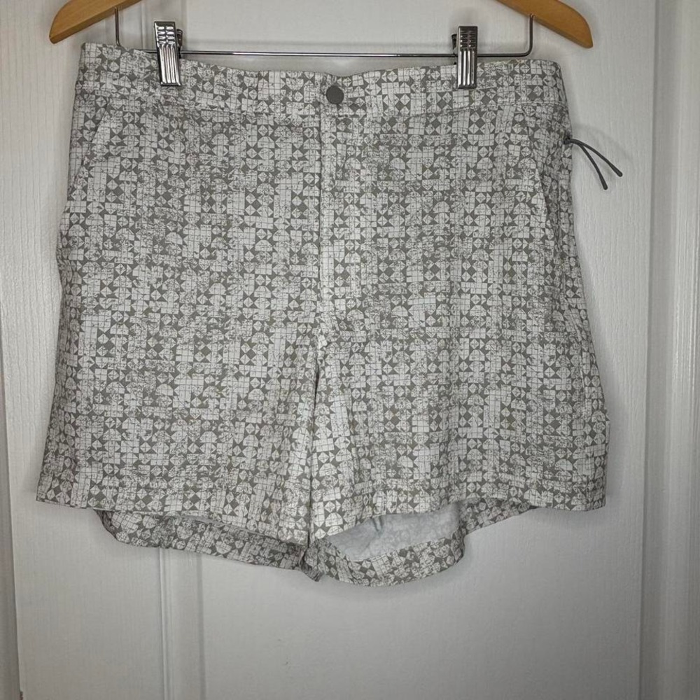 VRST Grey and‎ white print shorts men's medium with liner NWT